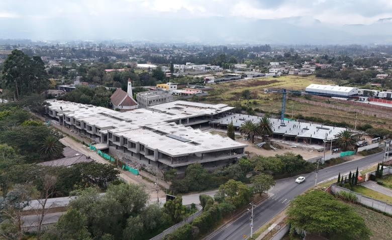 Vista panorámica de las nuevas plazas comerciales en Puembo que impulsan inversión y empleo.