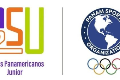 Visitantes extranjeros llegando al aeropuerto de Paraguay para los Juegos Panamericanos Junior 2025 con banderas y equipajes deportivos