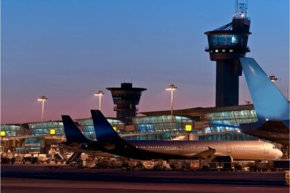 Avión comercial repostando combustible Jet A1 en aeropuerto ecuatoriano tras eliminación de subsidio gubernamental