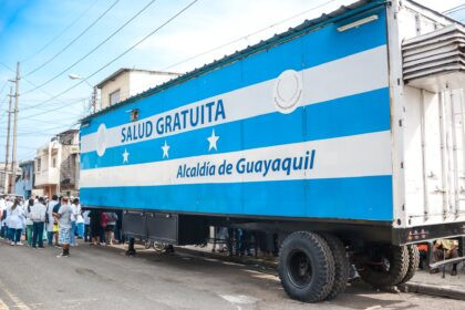 Personal médico atendiendo pacientes en centro de salud municipal de Guayaquil con presupuesto incrementado