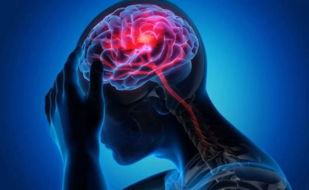 Científico examina portaobjetos con cerebro de superanciano en laboratorio Northwestern Chicago Estados Unidos