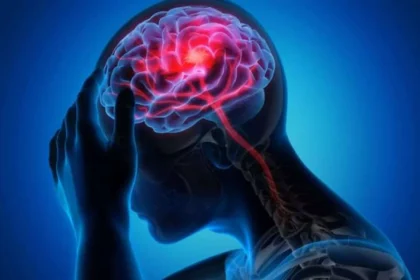 Científico examina portaobjetos con cerebro de superanciano en laboratorio Northwestern Chicago Estados Unidos