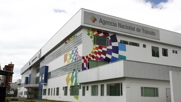 Oficina ANT con usuarios realizando trámites durante suspensión temporal de verificación de multas de tránsito