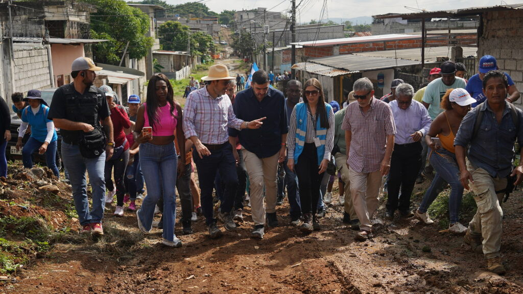 Calles deterioradas en Guayaquil evidencian la crisis de asfalto que afecta la infraestructura vial de la ciudad
