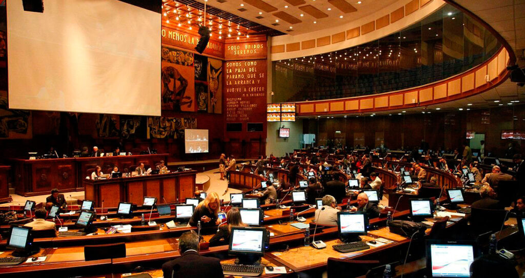Asamblea Nacional de Ecuador con curules desocupadas durante sesión parlamentaria