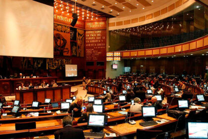 Asamblea Nacional de Ecuador con curules desocupadas durante sesión parlamentaria