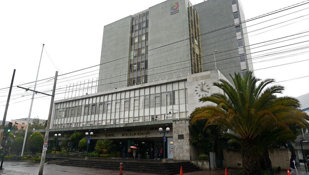 Gráfico estadístico mostrando crecimiento económico del Ecuador 3,9% primer semestre 2025 con cifras del Banco Central