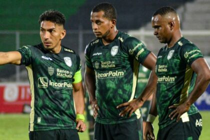 Jugadores disputando un partido de la fecha 25 del campeonato ecuatoriano de fútbol