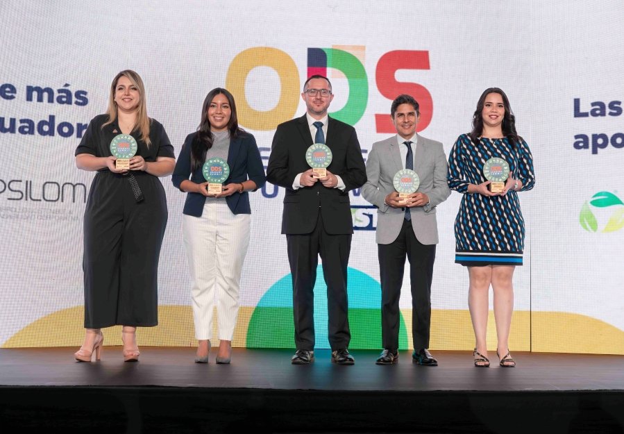 Ejecutivos de Aglomerados Cotopaxi recibiendo reconocimiento por empresas sostenibles Ecuador en ceremonia Ranking 2025