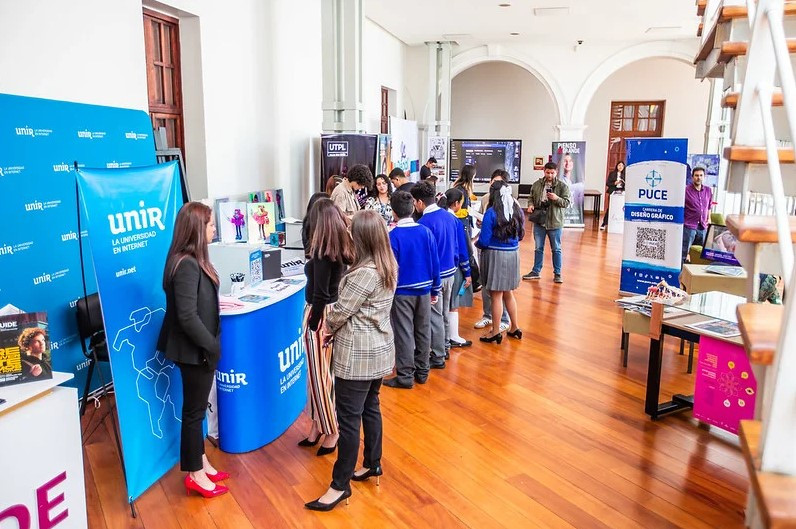 Jóvenes participando en la feria académica Elige Crear en Guayaquil