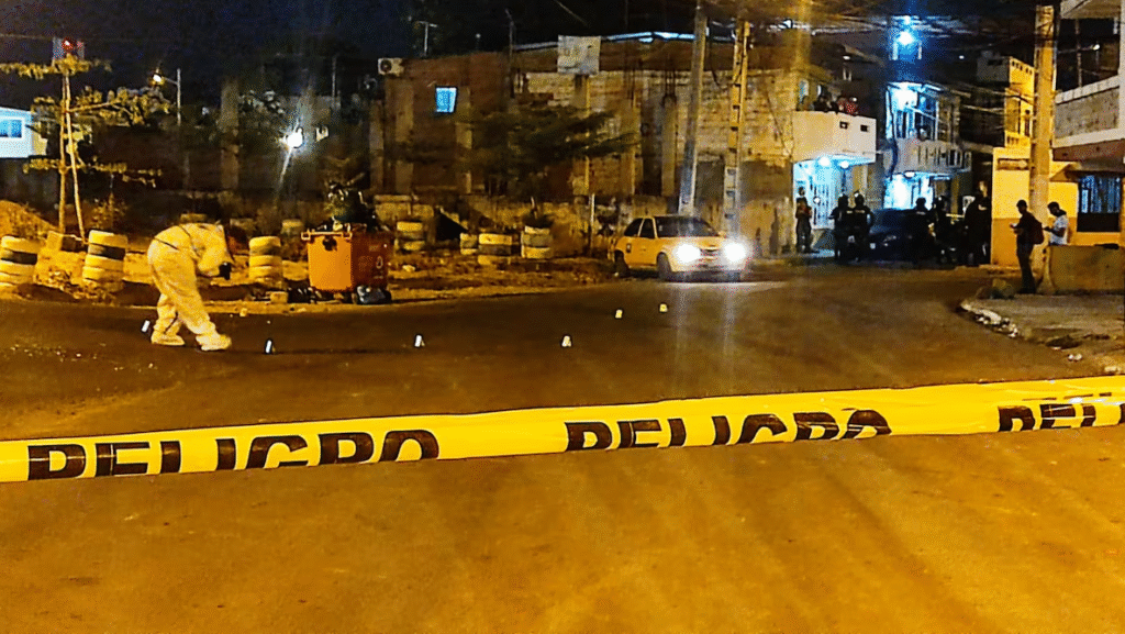 Agentes investigan escena del triple crimen en Manta, barrio 4 de Noviembre