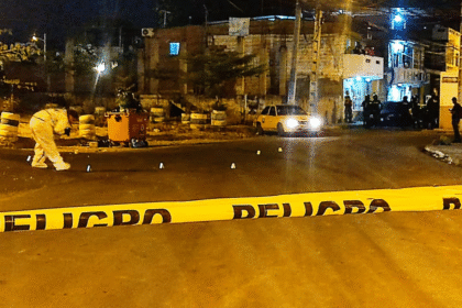 Agentes investigan escena del triple crimen en Manta, barrio 4 de Noviembre