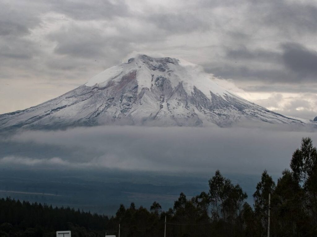 Vista aérea del volcán Cotopaxi con sismos sísmicos recientes registrados en Ecuador por Instituto Geofísico