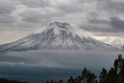 Vista aérea del volcán Cotopaxi con sismos sísmicos recientes registrados en Ecuador por Instituto Geofísico