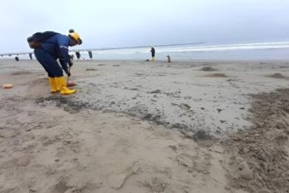 Derrame de petróleo en la costa
