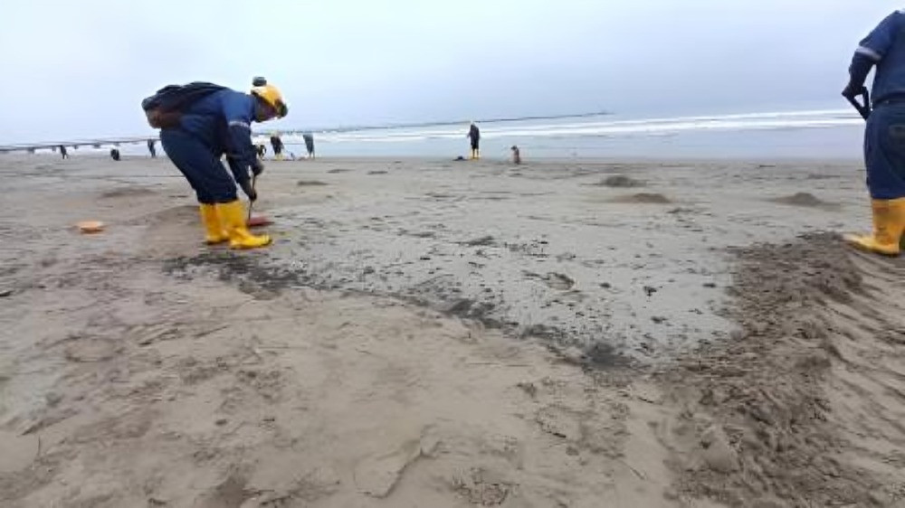 Derrame de petróleo en la costa