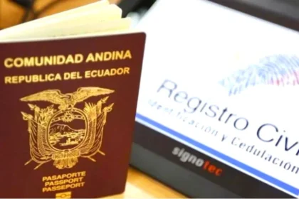 Presentación oficial del Asistente Virtual 119 del Registro Civil de Ecuador en evento gubernamental en Quito