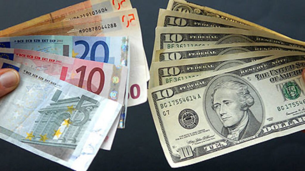 El dólar sube frente al euro en los mercados internacionales tras datos económicos de EE. UU.