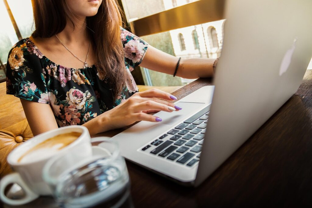 empleados en reunión virtual representando el trabajo híbrido en Latinoamérica