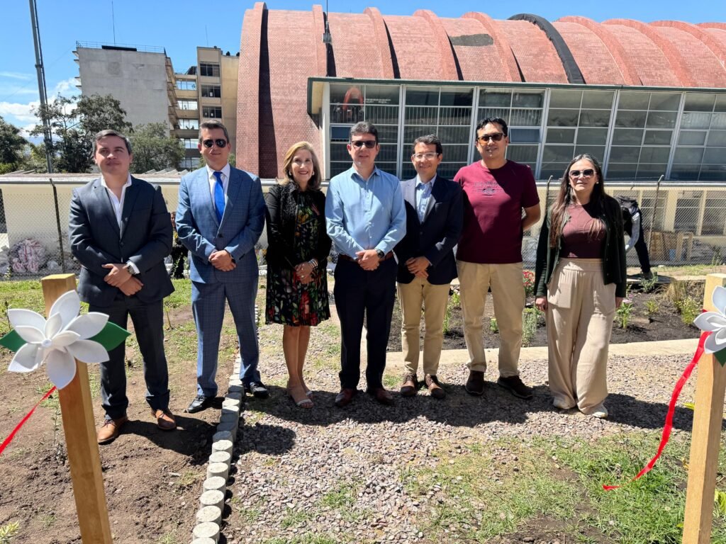 Autoridades presentan el Laboratorio Vivo de Jardines de Lluvia en la Universidad Central del Ecuador.