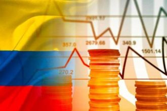 Infografía comparativa del crecimiento económico Ecuador versus Perú con estrategias gubernamentales recomendadas 2025