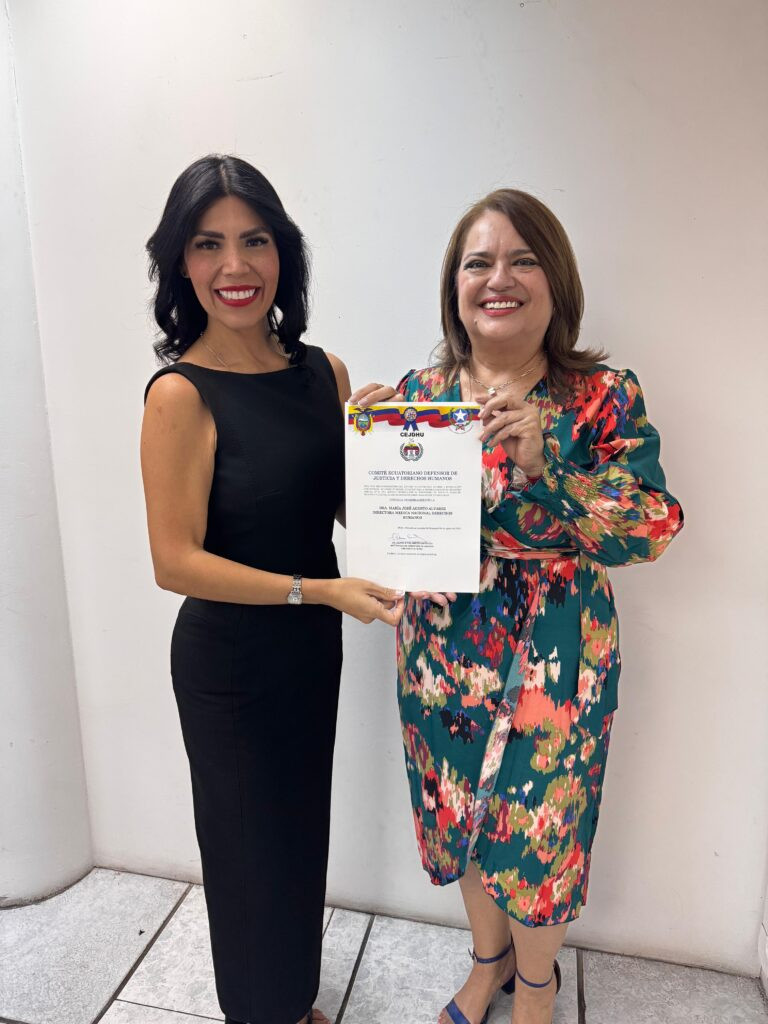 Dra. María José Agusto recibiendo reconocimiento por su compromiso con la salud pública