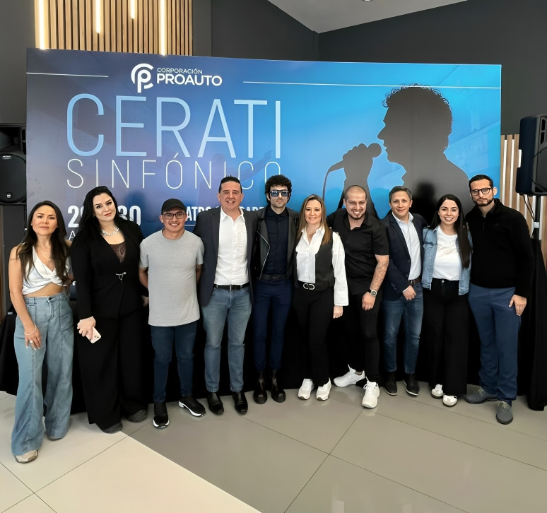 Músicos de Cerati Sinfónico en rueda de prensa en sede Proauto Granados preparando concierto homenaje Gustavo Cerati Quito