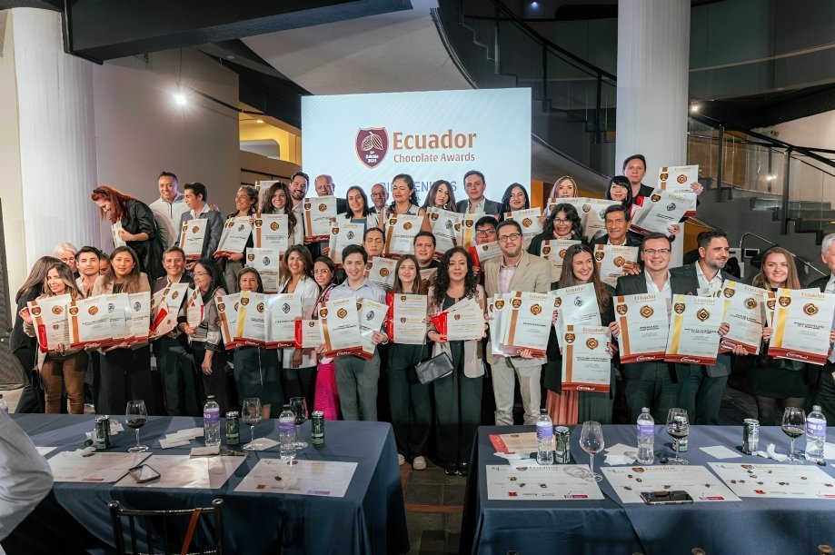 Ceremonia de premiación Ecuador Chocolate Awards XIII edición en Museo Nacional de la Casa de la Cultura con chocolates ganadores