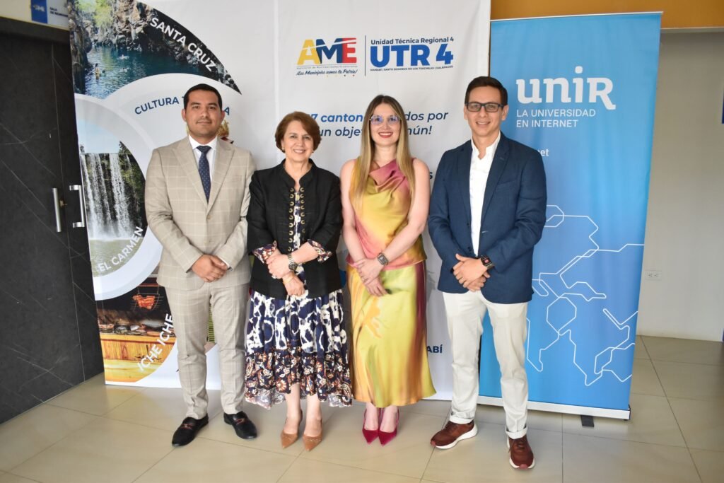 Autoridades de AME y UNIR durante la presentación oficial de las Becas Municipio en Portoviejo.