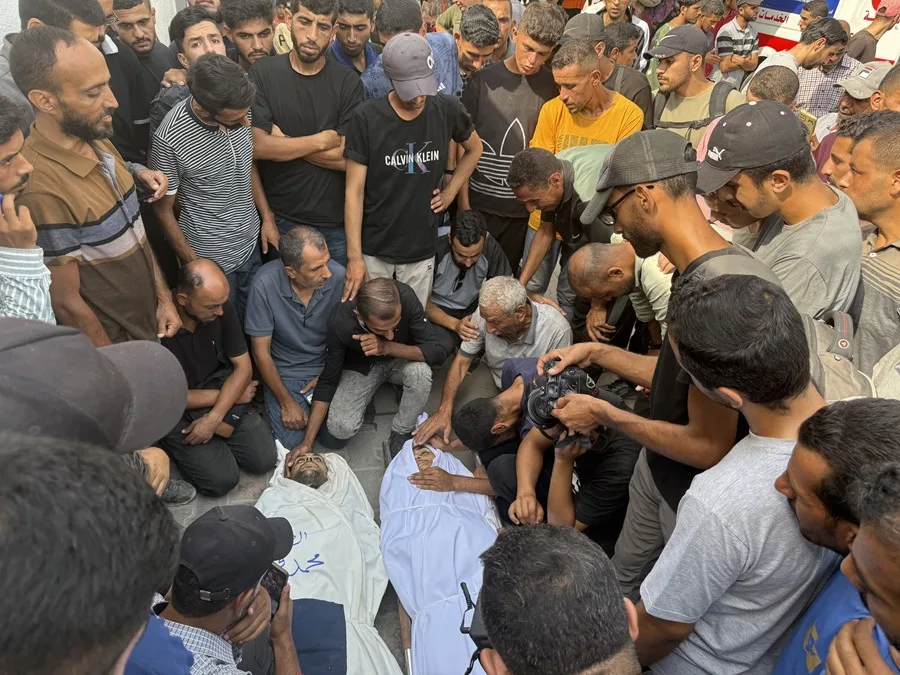 Periodista Anas al Sharif de Al Jazeera reportando desde Gaza antes del bombardeo israelí que terminó con su vida