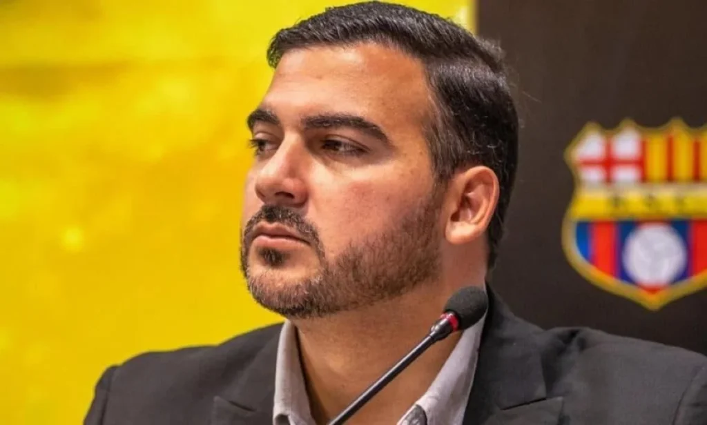 Hinchas de Barcelona SC protestan contra Antonio Álvarez tras eliminación en Copa Ecuador.
