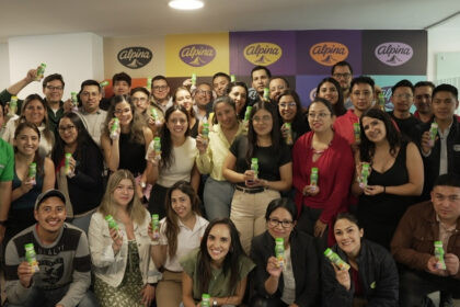 Colaboradores riendo durante stand-up de Ave Jaramillo en oficinas corporativas para mejorar digestión