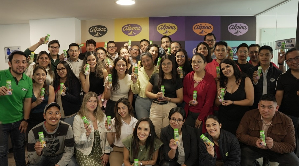 Colaboradores riendo durante stand-up de Ave Jaramillo en oficinas corporativas para mejorar digestión