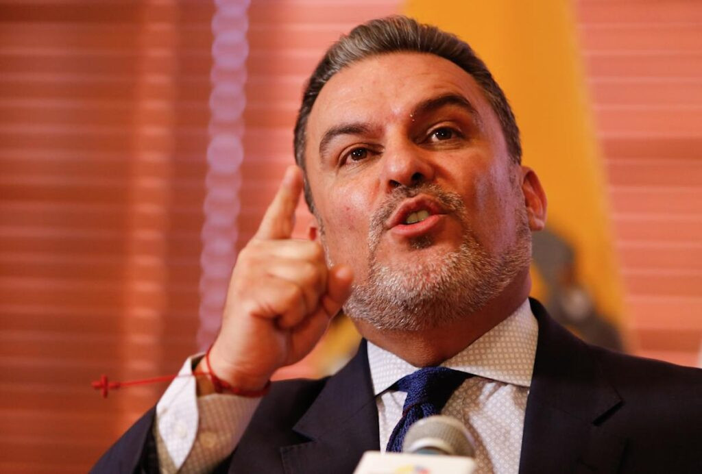 osé Serrano exministro del correísmo en conferencia de prensa durante su período como funcionario público