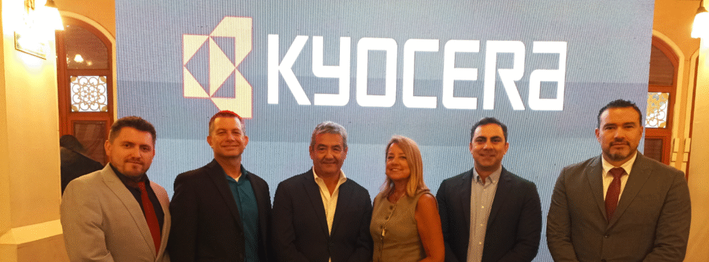Directivos de Kyocera Document Solutions América y KM Solutions en presentación de soluciones documentales en Guayaquil, Ecuador.