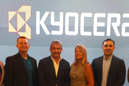 Directivos de Kyocera Document Solutions América y KM Solutions en presentación de soluciones documentales en Guayaquil, Ecuador.