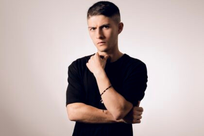 “Álex Ponce, cantante ecuatoriano nominado a los Premios Juventud 2025, categoría La nueva generación masculina”