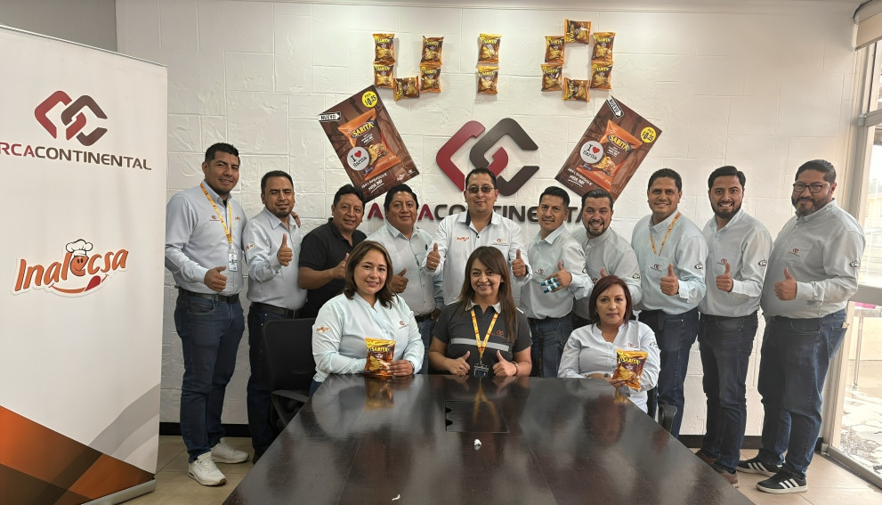 Snack SARITA HAMBURGUESA al estilo Nueva York en presentación de 20g sobre fondo urbano
