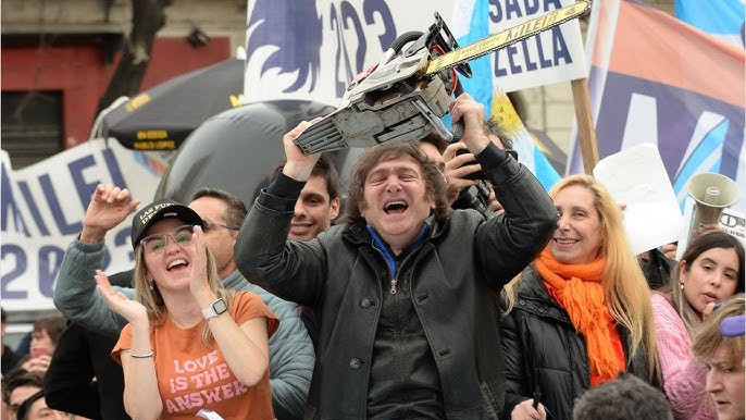Javier Milei durante campaña electoral Buenos Aires en multideportivo Atenas La Plata dirigiéndose a simpatizante
