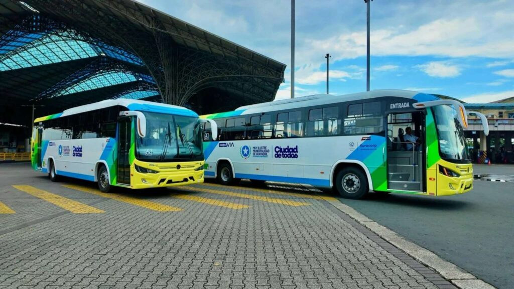 Estación vacía de la Troncal 4 de la Metrovía en Guayaquil, con pocos pasajeros.