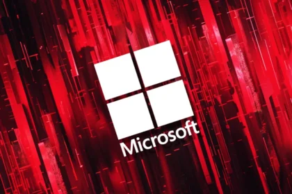 Pantalla de computadora mostrando actualizaciones de seguridad de Microsoft Windows con logos de seguridad cibernética