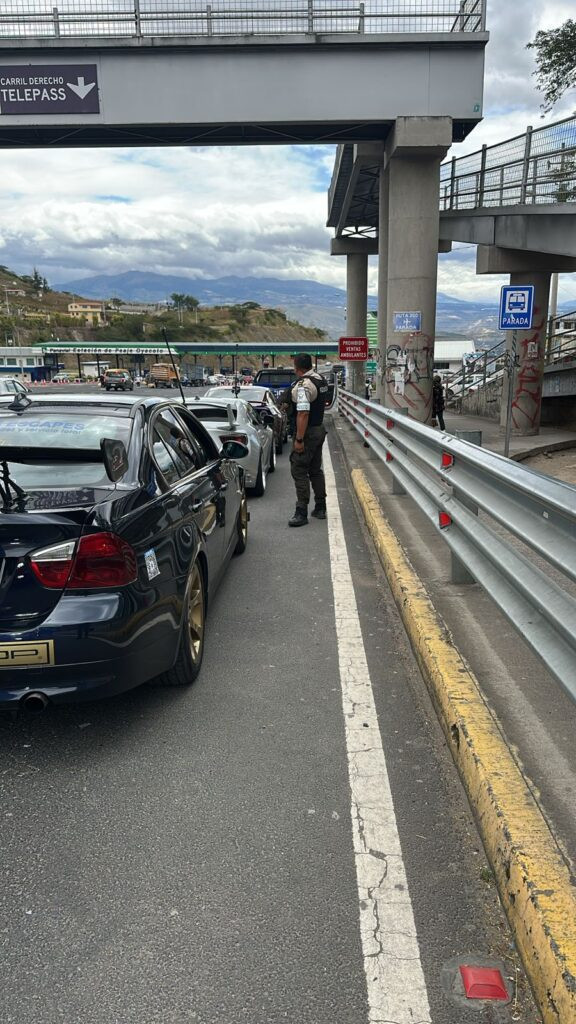 Vehículos sin placas en Ecuador detenidos durante operativo policial en Quito