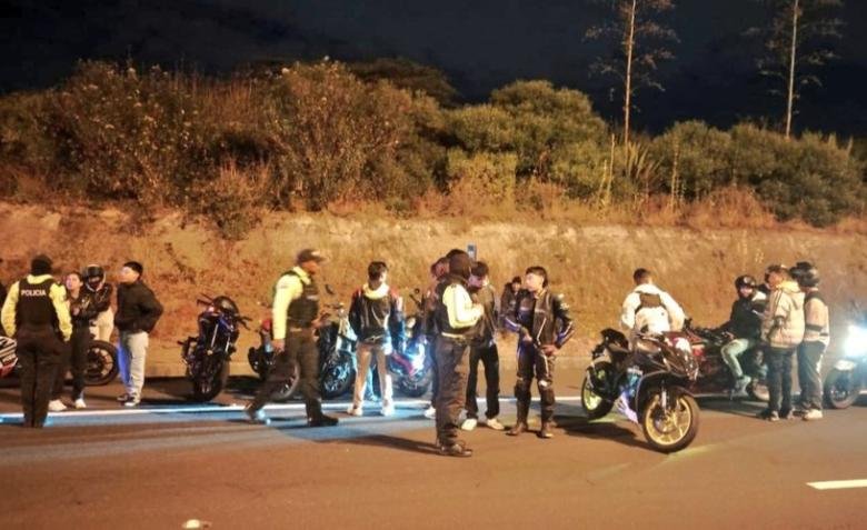 Motocicletas decomisadas durante operativo policial en Tumbaco con agentes de control vehicular