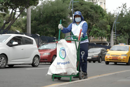 Camión de Urvaseo brindando servicio de recolección durante feriado en Guayaquil