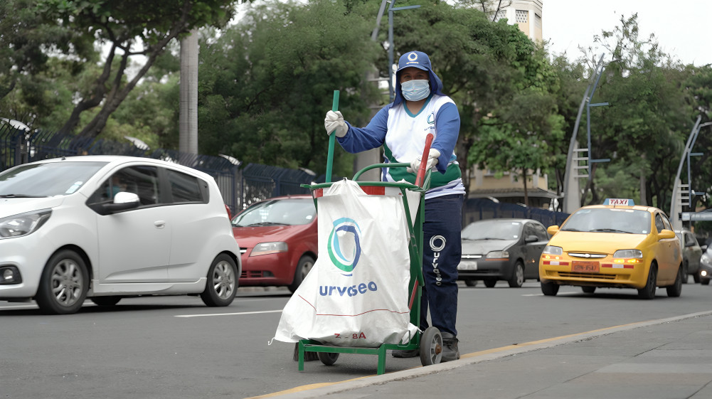 Camión de Urvaseo brindando servicio de recolección durante feriado en Guayaquil