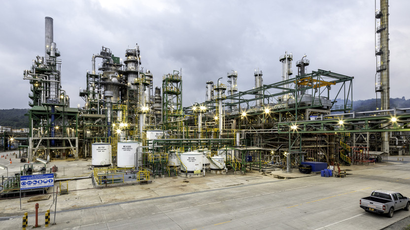 Refinería de Esmeraldas paralizada con tanques de combustible inactivos y humo industrial de fondo