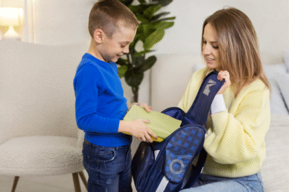 Familia aplicando rutinas positivas en casa antes del regreso al colegio