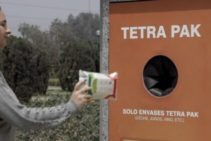 Informe sostenibilidad Tetra Pak 2024 mostrando reducción del 25% en emisiones de gases de efecto invernadero y avances en reciclaje