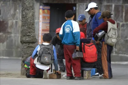 Niños trabajando en semáforos durante vacaciones escolares en Ecuador mostrando trabajo infantil
