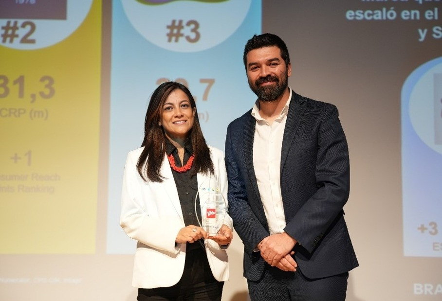 Maricela León, Gerente de Marketing de Vita Alimentos junto a Sergio Acosta, representante de Kantar
